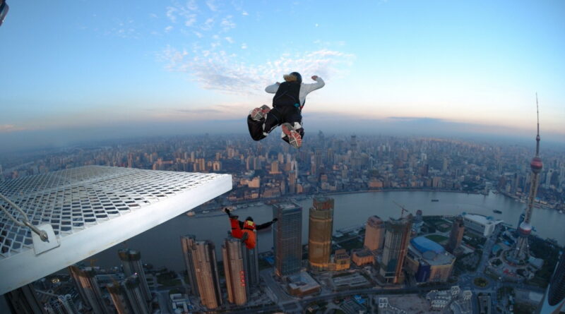 BASE_Jumping_vs_parashutism